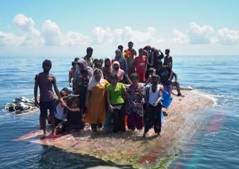 La nave dei rifugiati Rohingya si ribalta al largo dell’Indonesia: 69 salvati e almeno 80 i dispersi