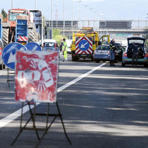 Roma, incidente in via di Boccea: moto finisce fuori strada, morto un 21enne