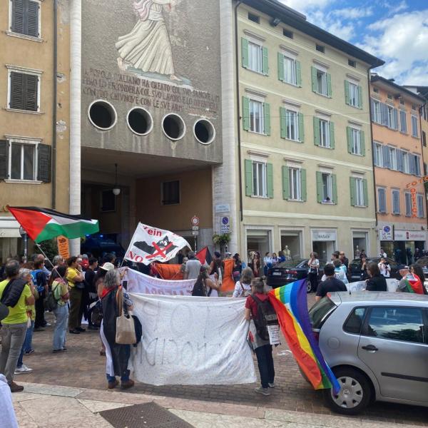 Festival dell’economia di Trento, ancora contestazioni per la ministra Roccella: “Ostilità contro il mondo della maternità”. Critiche del collettivo Intifada contro la ministra Bernini