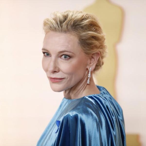 Cate Blanchett Oscar 2023, ecco perché indossava un nastro azzurro