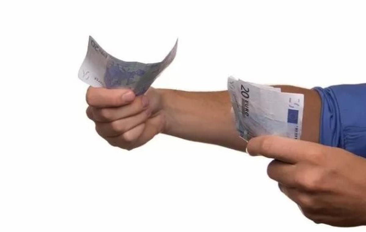 Posso regalare 10.000 euro a mio figlio? Come funziona il trasferimento di soldi tra parenti