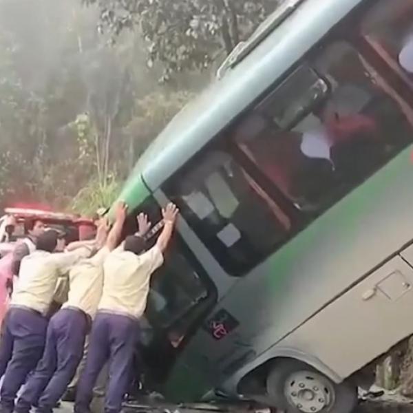 Perù, incidente autobus vicino a Machu Picchu: 31 feriti di cui 13 italiani. Cosa sappiamo | VIDEO