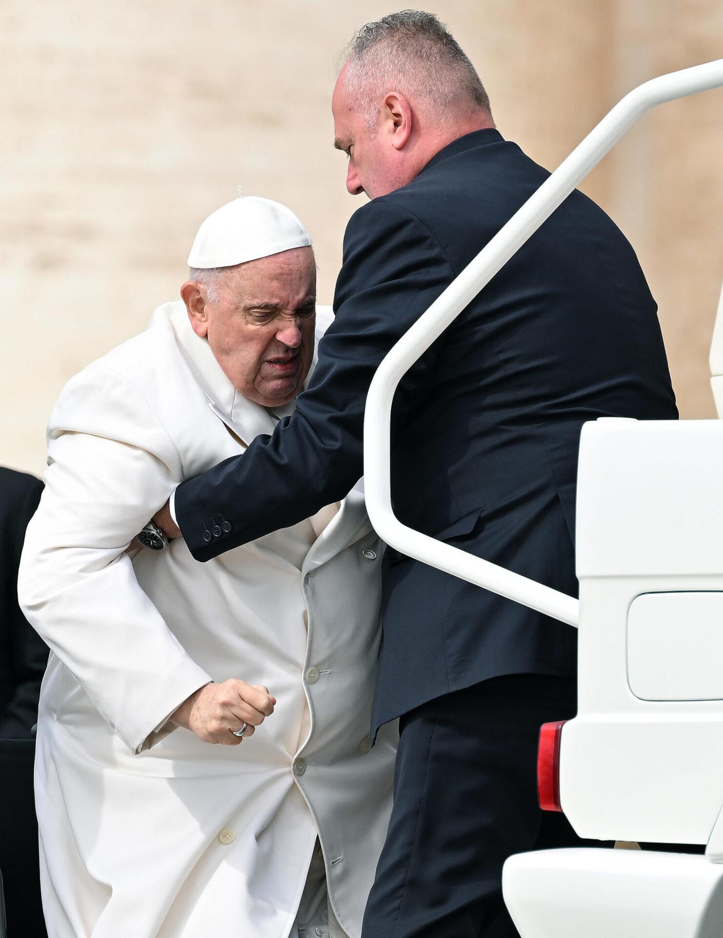 Papa Francesco, Dagospia: “Nessuna crisi respiratoria, è infarto”. Bergoglio a San Pietro per la messa di Pasqua