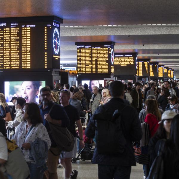 Blocco dei treni, le opposizioni chiedono le dimissioni di Salvini e il suo alleato Lupi (Noi Moderati) lo avverte: ecco quello che deve fare | VIDEO