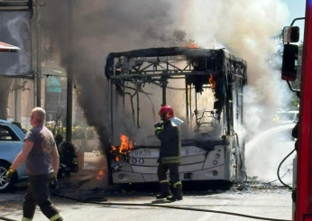 Roma, paura a Tor Sapienza: un bus prende fuoco, colonna di fumo visibile a chilometri di distanza| VIDEO