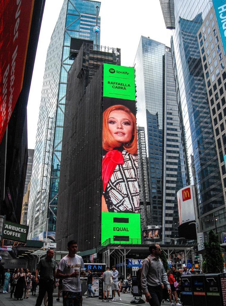 New York, Raffaella Carrà celebrata a Times Square: scelta come Ambassador per Spotify Equal