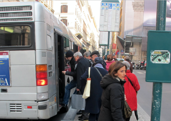 Modena, anziano trascinato dall’autobus mentre scende alla fermata: ricoverato in gravissime condizioni