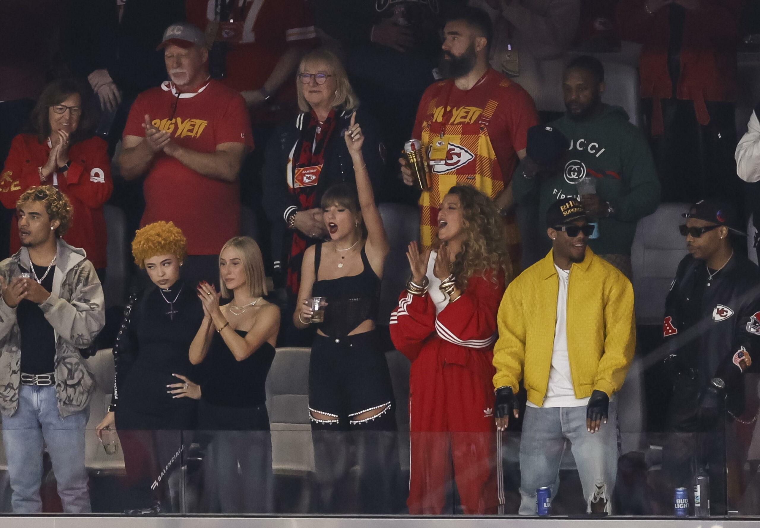 Super Bowl, il bacio di Taylor Swift a Travis Kelce dopo la vittoria dei Chiefs | VIDEO