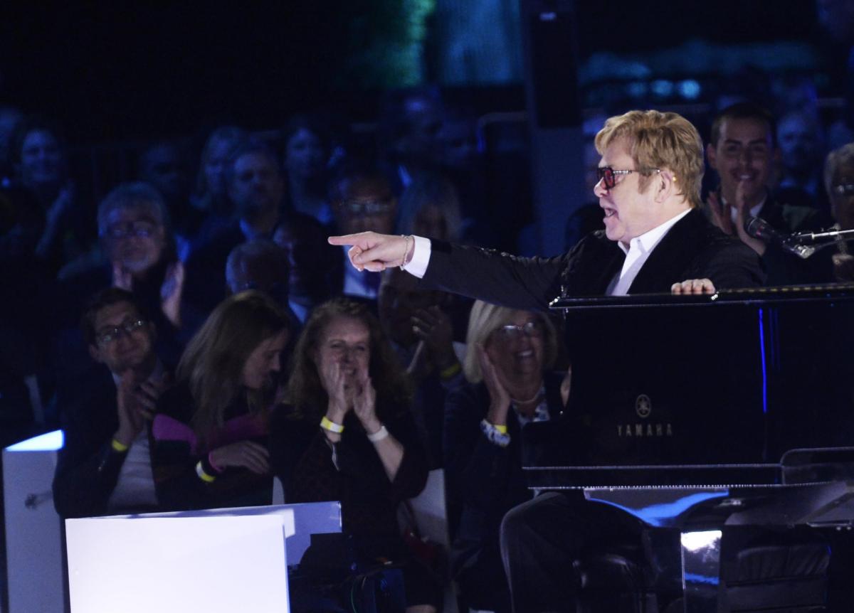 Elton John alla Casa Bianca: il cantante premiato da Biden