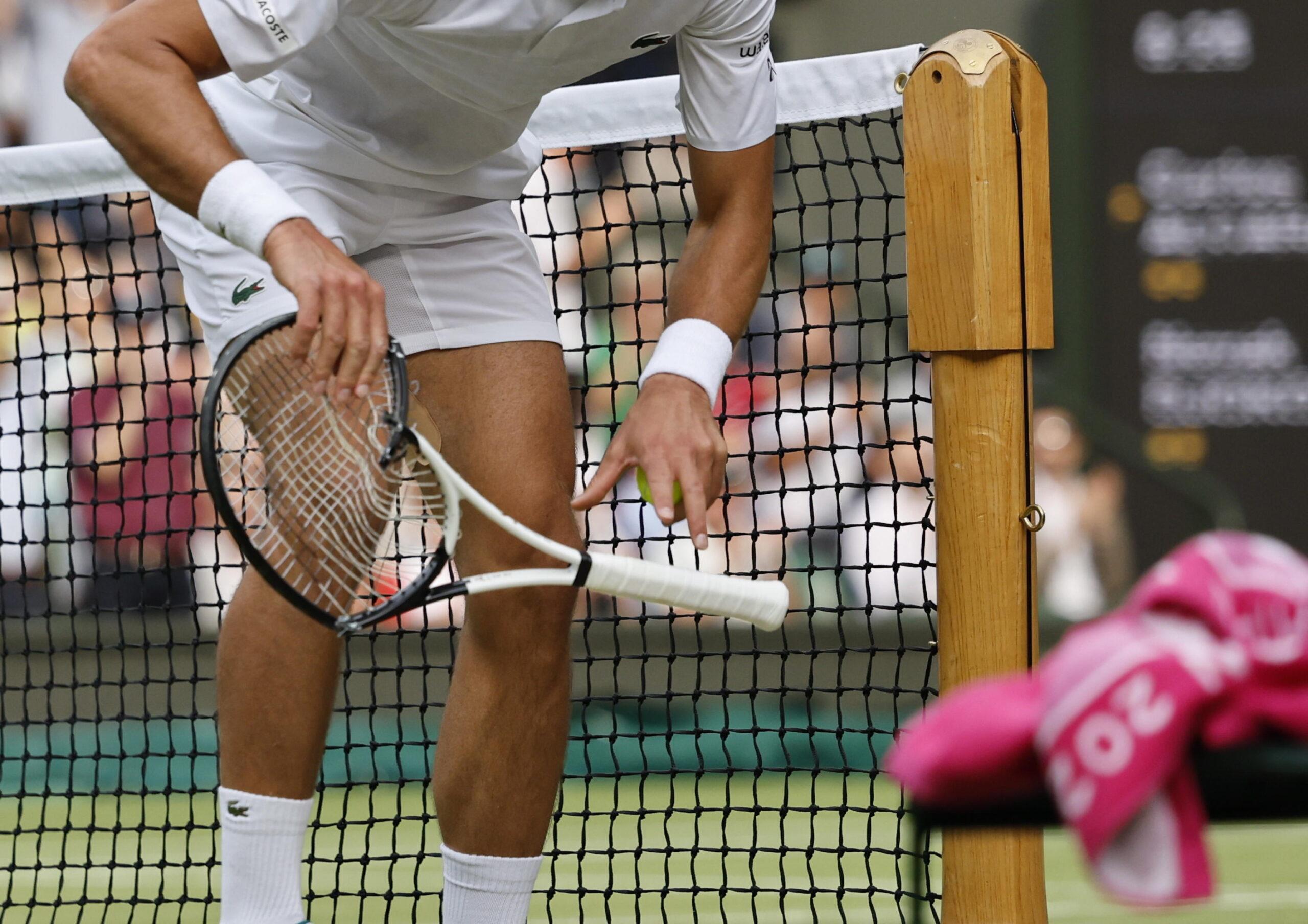 Non c’è pace per Djokovic, dopo la racchetta distrutta a Wimbledon in arrivo anche la multa