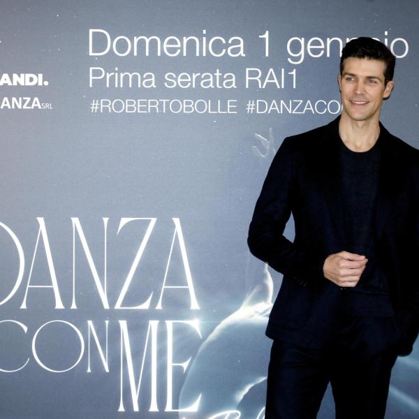 Roberto Bolle e il fidanzato Daniel Lee sempre più innamorati: le foto