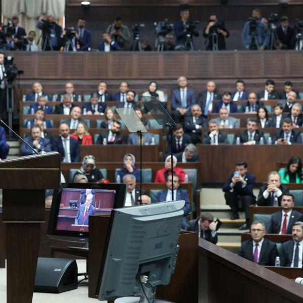 Turchia, arriva il primo sì all’adesione della Svezia alla Nato. Stoltenberg: “Bene il voto turco”