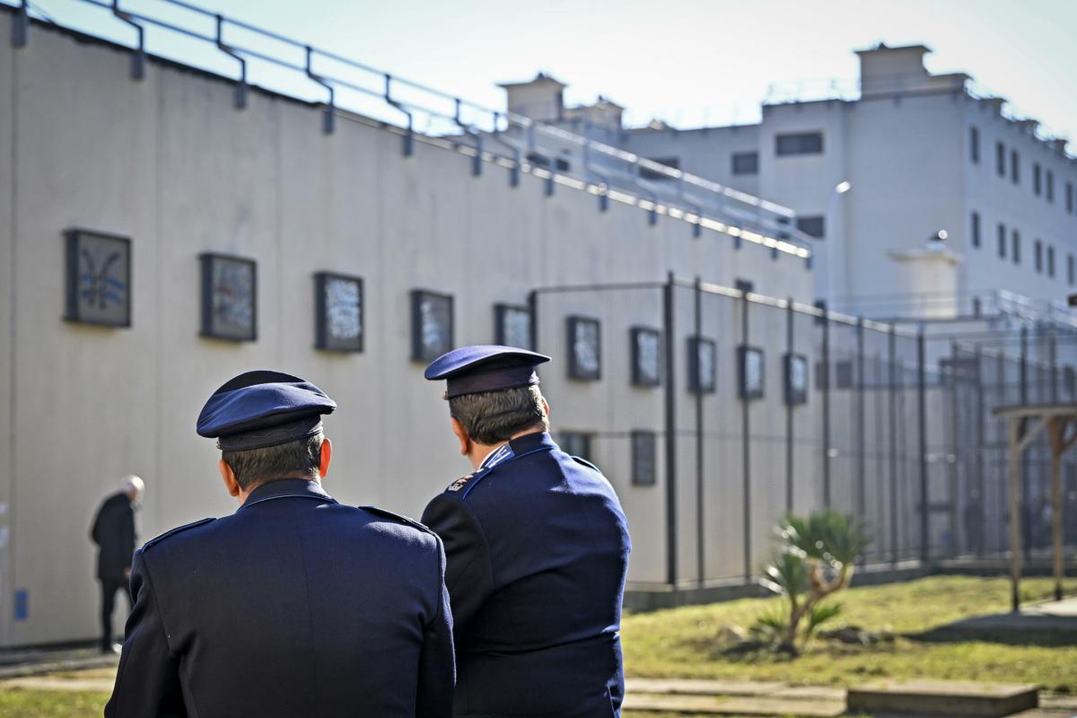 Foggia, detenuti minacciati e picchiati in carcere: scattano gli arresti domiciliari per dieci agenti