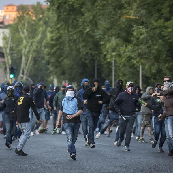 Roma-Lazio, scontri tra tifosi al bar River: arrestati due ultras, trovati martelli e un machete | VIDEO