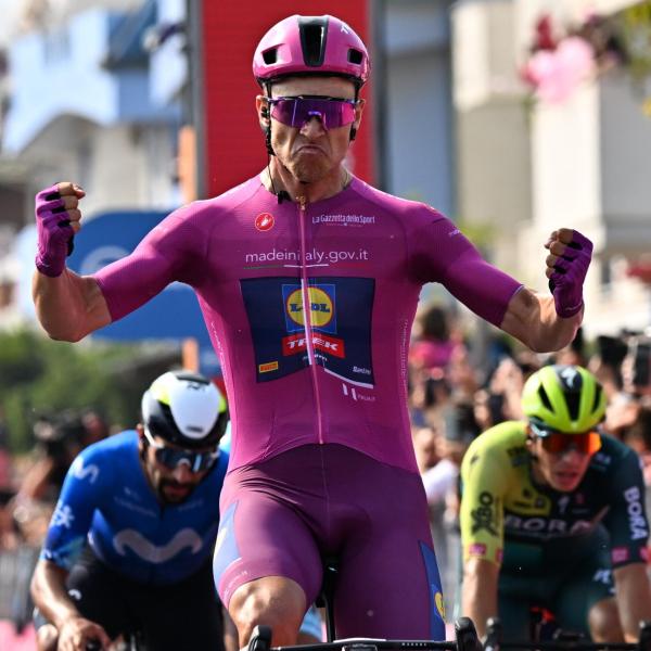 Giro d’Italia 2024, Jonathan Milan si impone a Francavilla al Mare