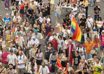 Milano Pride, 4 giornalisti denunciano molestie durante conferenza Pd. Il partito: “Solidarietà alle vittime. Autore estraneo a PD”