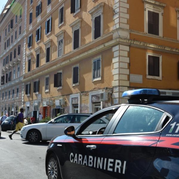 Roma, paura vicino alla stazione Termini: un uomo accoltellato, caccia all’aggressore