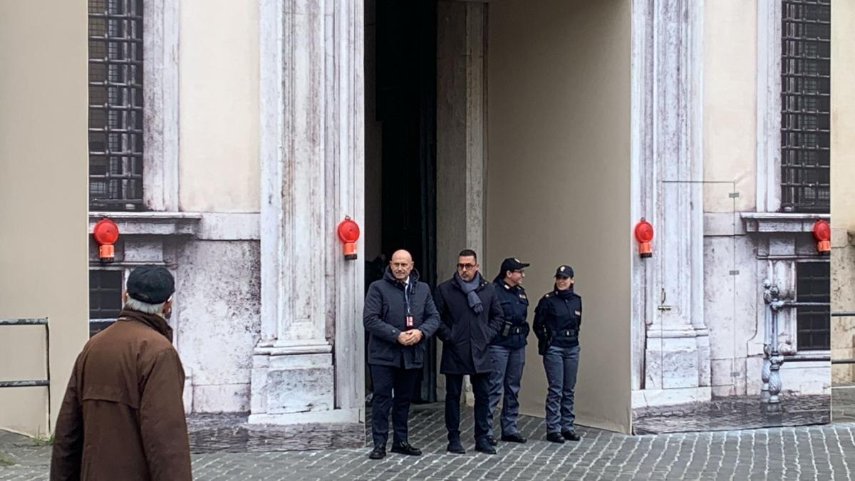 Roma, imbrattato il portone di Palazzo Chigi nella notte: denunciat…