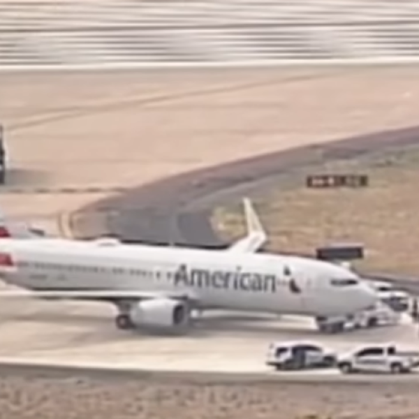 Stati Uniti, uomo tenta di aprire il portellone di emergenza. Paura a bordo di un volo American Airlines