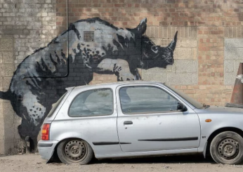 London Zoo di Banksy continua: spunta un rinoceronte ma è stato vandalizzato | FOTO