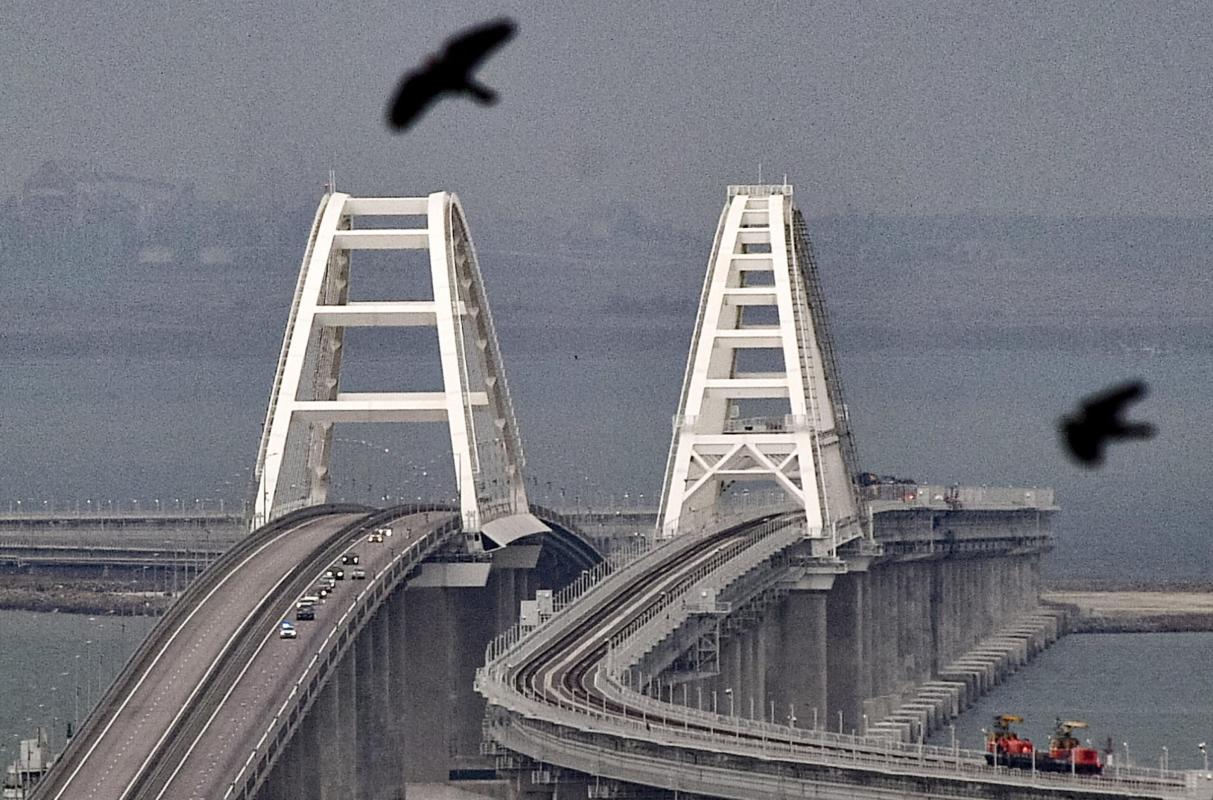 Guerra Ucraina, l’obiettivo di Kiev è il ponte di Crimea. Colpito deposito di armi