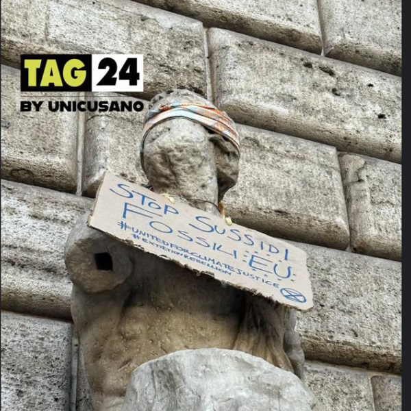 Cartello sulla Statua di Pasquino a Roma: la scritta “Stop ai sussidi fossili” è una freccia scoccata dagli attivisti per il clima di Extinction Rebellion | FOTO