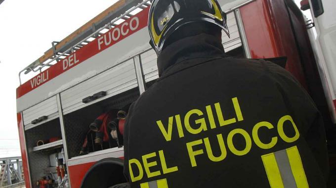 Incendio in un’autofficina di Lissone: densa colonna di fumo visibile a chilometri