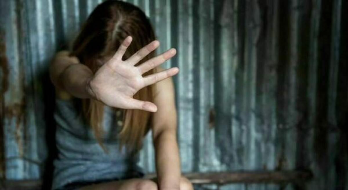 L’incubo di una ragazza violentata da un conoscente: “Sei ore nuda in mezzo ai rovi per scappare”