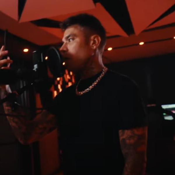 Fedez e la nuova risposta a Tony Effe: “Tony Lucrarelli”, testo e significato della canzone del dissing