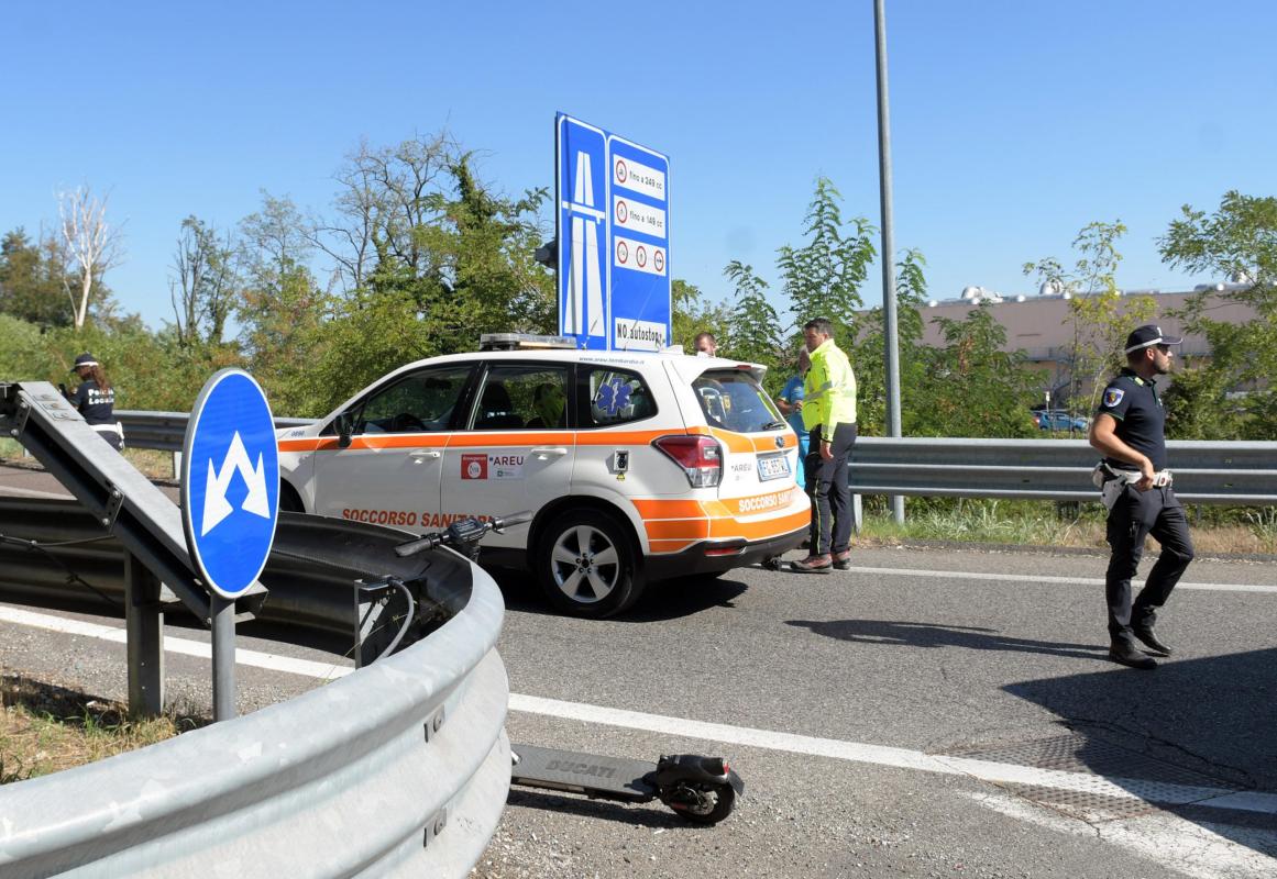 Incidente sulla statale Nola-Villa Literno: schiacciata un’auto tra due mezzi pesanti. Morto il conducente