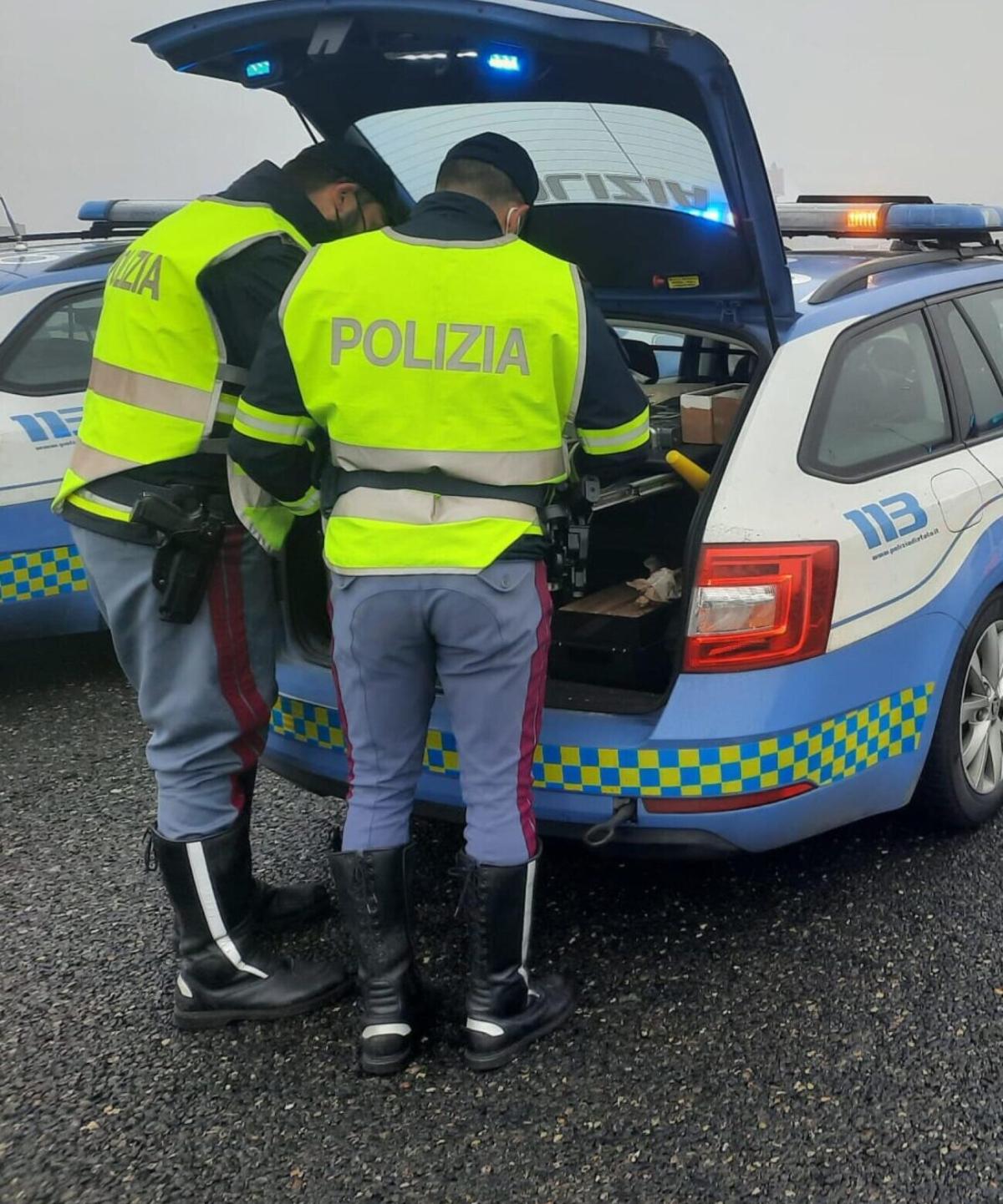 Follia a Salerno, gira nudo e ubriaco in moto: fermato dalla Polizi…