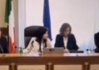 Commissione Antimafia, un membro lascia il microfono aperto e si sentono gemiti. Il VIDEO e la precisazione