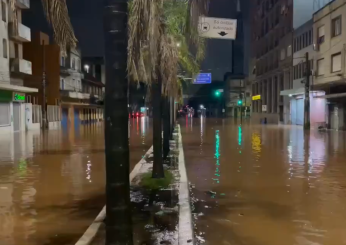 Brasile, il maltempo continua a uccidere: sale a 78 il bilancio delle vittime dell’alluvione. Oltre 115mila gli sfollati a Porto Alegre | VIDEO