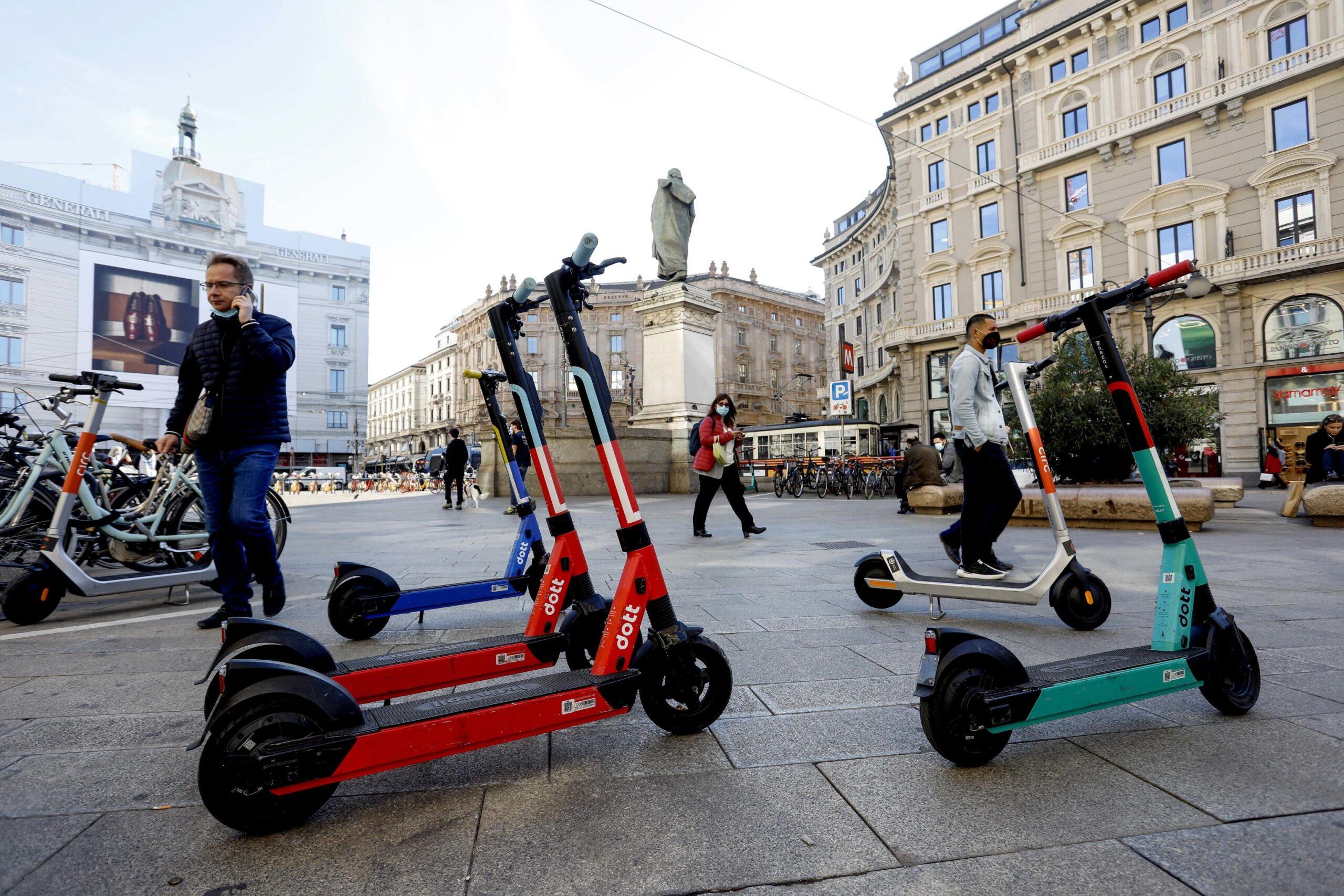 Mobilità elettrica: crescita al top nel 2022. Dai ciclomotori agli scooter, ecco come cambia il modo di spostarsi in città