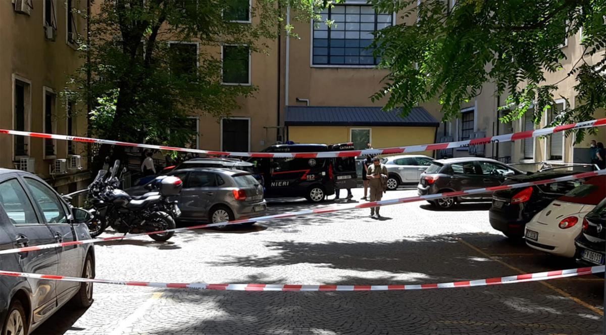 Milano, 23enne precipita da un palazzo a Porta Venezia: fatale il v…