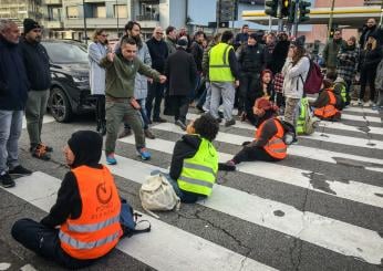 Roma, blitz degli attivisti di Ultima Generazione a Torrimpietra: b…