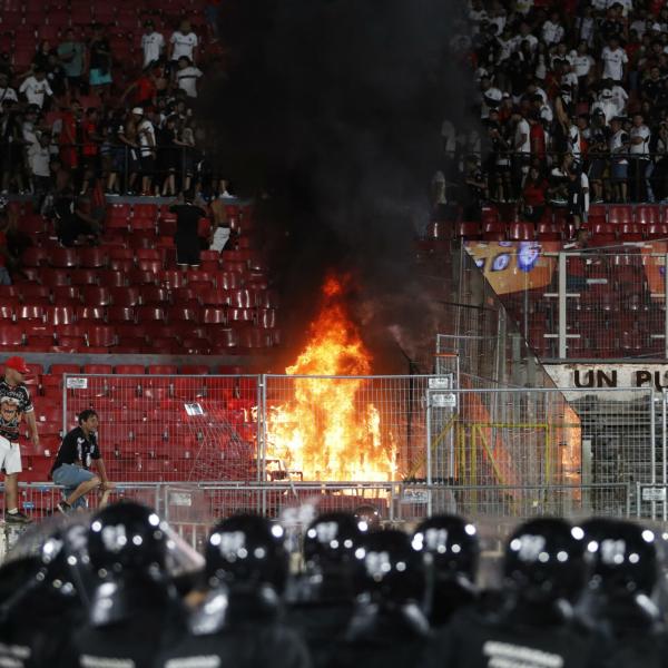 Cile, tifosi provocano incendio durante la Supercoppa. Distrutto il memoriale delle vittime della dittatura Pinochet