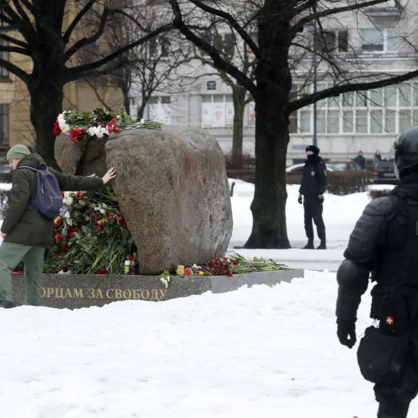 Russia, più di 400 persone arrestate mentre rendevano omaggio a Navalny