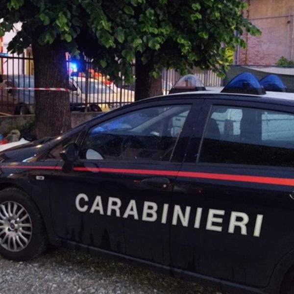 Orrore a Bergamo, cadavere senza documenti trovato in un cassonetto di abiti a Canonica d’Adda. Indagini in corso