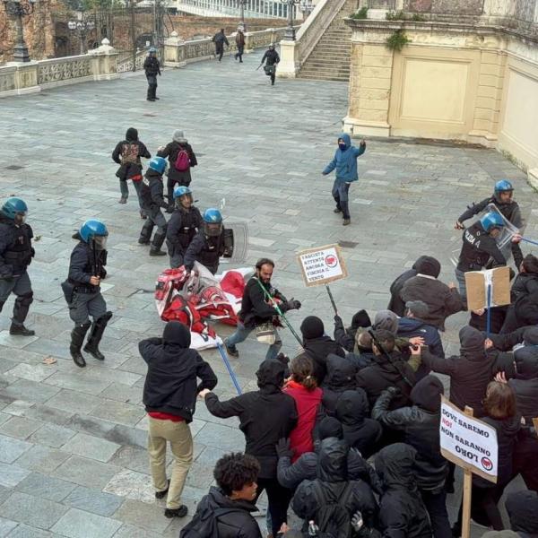 Sinistra violenta, Malan accusa: “Manifesti insanguinati? Serve presa di distanza chiara” | VIDEO ESCLUSIVA