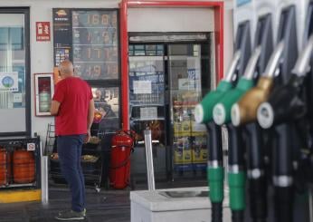 Caro benzina, lo Stato incasserà 2,2 miliardi dal rientro dalle vacanze degli italiani