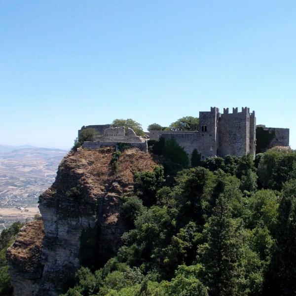 Cosa vedere a Erice in un giorno: funivia, ceramica e castello