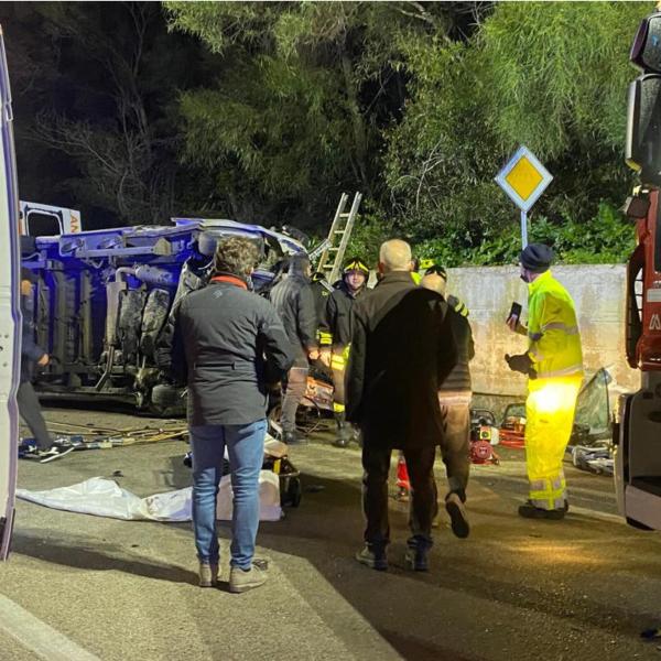 Tragico incidente sulla statale 626 Caltanissetta-Gela: scontro tra furgone e auto, due morti e diversi feriti