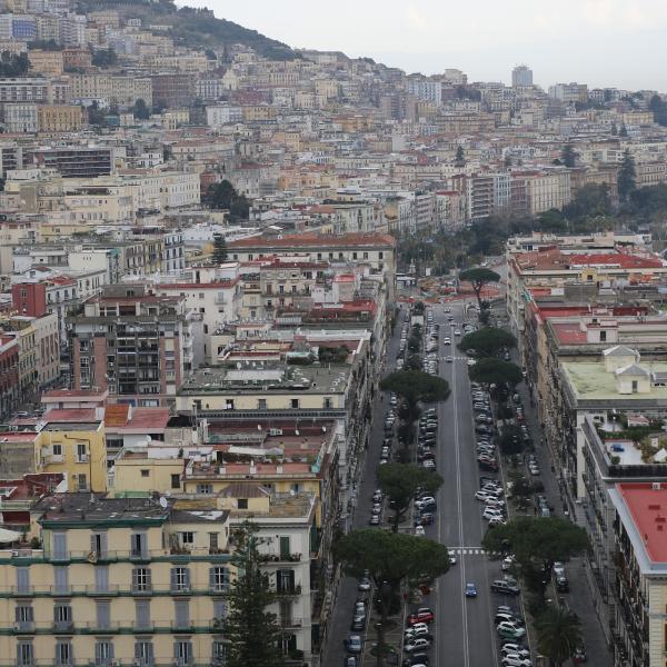 Napoli, vigili urbani accerchiati e feriti da un gruppo di migranti