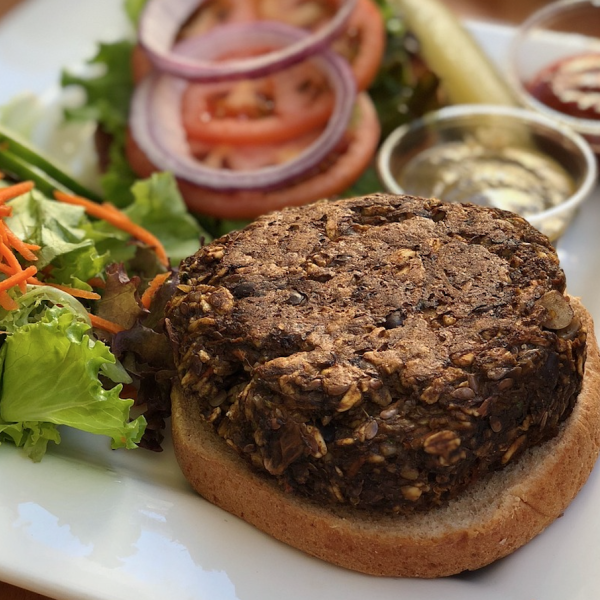 Come si realizzano i veggie burger? I trucchi per ottenere una consistenza perfetta