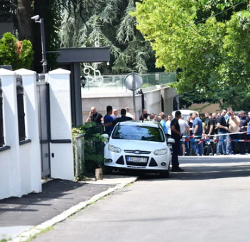 Serbia, attacco all’ambasciata israeliana di Belgrado: abbattuto un uomo armato di balestra, ferito un gendarme | VIDEO