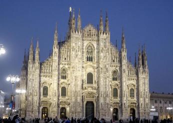 Maxi pista di cocaina e un naso gigante che la sniffa nel centro di Milano