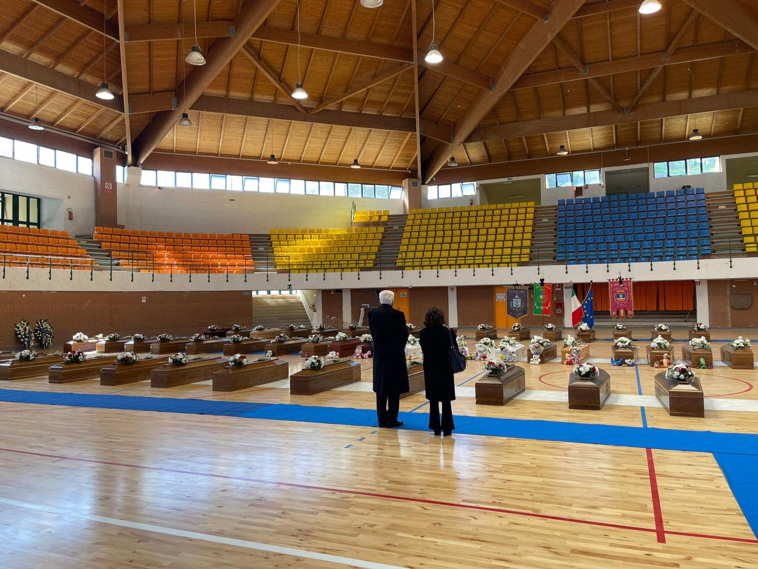 Mattarella a Crotone: la visita alla camera ardente allestita per le vittime del naufragio di Cutro | VIDEO E FOTO