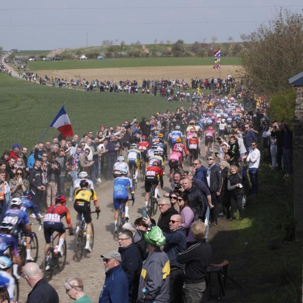 Ciclismo, Van der Poel onnipotente: sua la Parigi-Roubaix