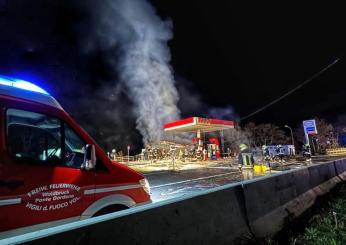 Incendio dopo lo scontro tra un’auto e il distributore di Barbiano:…